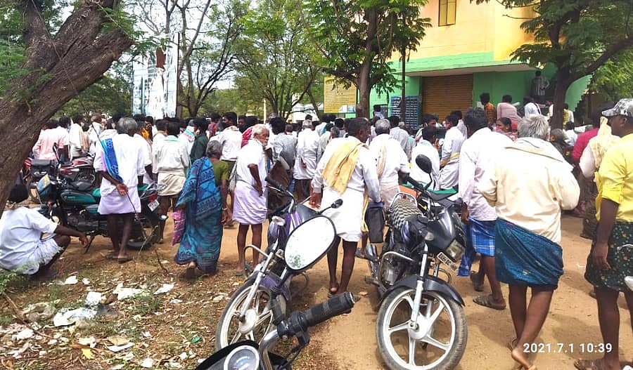 ಮೊಳಕಾಲ್ಮುರು ತಾಲ್ಲೂಕಿನ ರಾಂಪುರ ರೈತ ಸಂಪರ್ಕ ಕೇಂದ್ರ ಎದುರು ಗುರುವಾರ ಶೇಂಗಾ ಕಿಟ್ ಪಡೆಯಲು ಸೇರಿದ್ದ ರೈತರು (ಎಡಚಿತ್ರ). ಮೊಳಕಾಲ್ಮುರಿನ ಕೃಷಿ ಕಚೇರಿ ಎದುರು ಗುರುವಾರ ಪ್ರಾಂತ್ಯ ರೈತ ಸಂಘ ನೇತೃತ್ವದಲ್ಲಿ ಕಿಟ್‌ಗಾಗಿ ರೈತರು ಪ್ರತಿಭಟನೆ ನಡೆಸಿದರು.