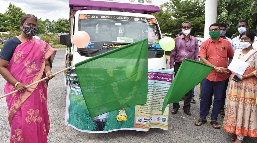ಯಾದಗಿರಿಯಲ್ಲಿ ಬೆಳೆ ವಿಮೆ ಮಾಹಿತಿ ಒಳಗೊಂಡ ಪ್ರಚಾರದ ವಾಹನಕ್ಕೆ ಜಿಲ್ಲಾಧಿಕಾರಿ ಡಾ.ರಾಗಪ್ರಿಯಾ ಚಾಲನೆ ನೀಡಿದರು