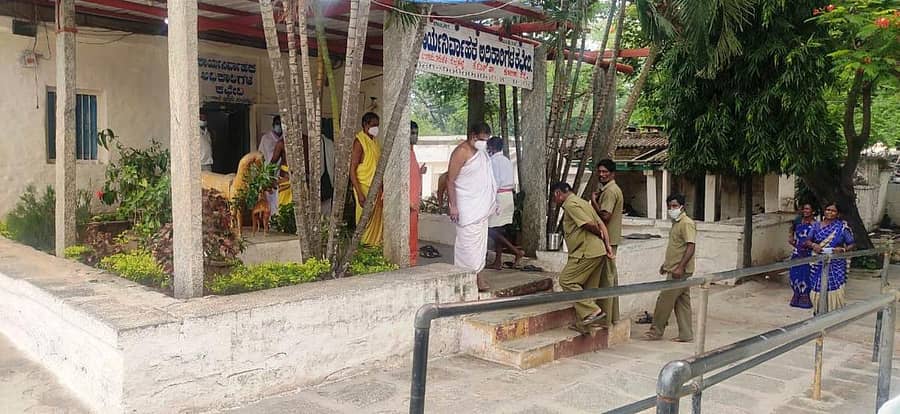 ಕೆಜಿಎಫ್ ಬಂಗಾರು ತಿರುಪತಿ ದೇವಾಲಯದಲ್ಲಿ ಗುರುವಾರ ನಡೆದ ವಿಚಾರಣೆಗೆ ತೆರಳುತ್ತಿರುವ ದೇವಾಲಯದ ಅರ್ಚಕರು ಮತ್ತು ಸಿಬ್ಬಂದಿ