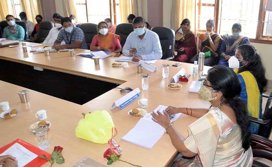 ಚಿಕ್ಕಮಗಳೂರಿನಲ್ಲಿ ಗುರುವಾರ ನಡೆದ ಸಭೆಯಲ್ಲಿ ಮಹಿಳಾ ಅಭಿವೃದ್ಧಿ ನಿಗಮದ ಅಧ್ಯಕ್ಷೆ ಶಶಿಕಲಾ ಮಾತನಾಡಿದರು. ಜಿಲ್ಲಾ ಪಂಚಾಯಿತಿ ಸಿಇಒ ಪೂವಿತಾ, ಮಹಿಳಾ ಮತ್ತು ಮಕ್ಕಳ ಅಭಿವೃದ್ಧಿ ಇಲಾಖೆ ಉಪನಿರ್ದೇಶಕ ಮಲ್ಲಿಕಾರ್ಜುನ್ ಇದ್ದಾರೆ.