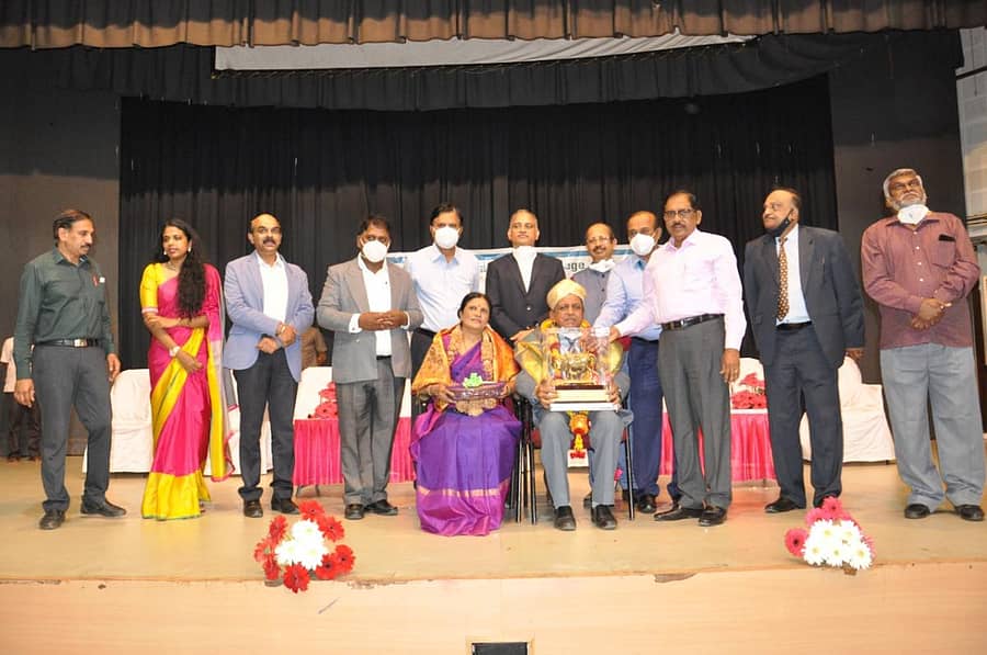 ತುಮಕೂರು ಸಿದ್ಧಾರ್ಥ ವೈದ್ಯಕೀಯ ಆಸ್ಪತ್ರೆ ಮತ್ತು ಕಾಲೇಜಿನಲ್ಲಿ ಹಮ್ಮಿಕೊಂಡಿದ್ದ ವೈದ್ಯರ ದಿನಾಚರಣೆಯಲ್ಲಿ ಡಾ.ಎ.ಜಿ.ಶ್ರೀನಿವಾಸಮೂರ್ತಿ ಅವರನ್ನು ಗೌರವಿಸಲಾಯಿತು. ಡಾ.ಜಿ.ಪರಮೇಶ್ವರ ಇದ್ದಾರೆ