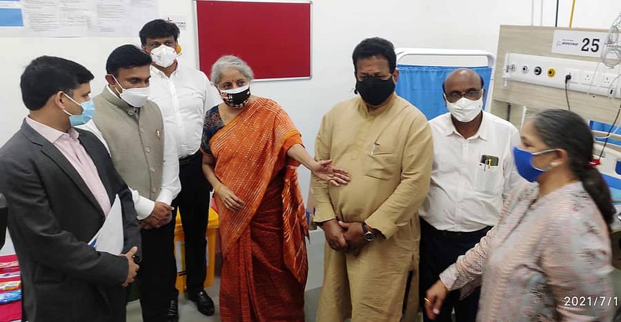 ಯಲಹಂಕದ ಕೋವಿಡ್-ಕೇರ್ ಸ್ಪೆಷಾಲಿಟಿ ಆಸ್ಪತ್ರೆಗೆ ಹಣಕಾಸು ಸಚಿವೆ ನಿರ್ಮಲಾ ಸೀತಾರಾಮನ್ ಭೇಟಿ ನೀಡಿ ಪರಿಶೀಲಿಸಿದರು. ಆರೋಗ್ಯ ಸಚಿವ ಡಾ.ಕೆ.ಸುಧಾಕರ್, ಶಾಸಕ ಎಸ್.ಆರ್.ವಿಶ್ವನಾಥ್, ತಹಶೀಲ್ದಾರ್ ಕೆ.ನರಸಿಂಹಮೂರ್ತಿ ಇತರರು ಇದ್ದರು.