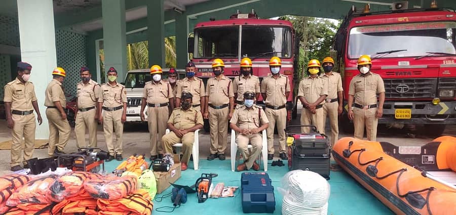 ಯಾದಗಿರಿಯ ಅಗ್ನಿಶಾಮಕ ದಳಕ್ಕೆ ಜಿಲ್ಲಾಡಳಿತದ ವತಿಯಿಂದ ವಿವಿಧ ಸಾಮಗ್ರಿ ಹಸ್ತಾಂತರ ಮಾಡಲಾಗಿದೆ