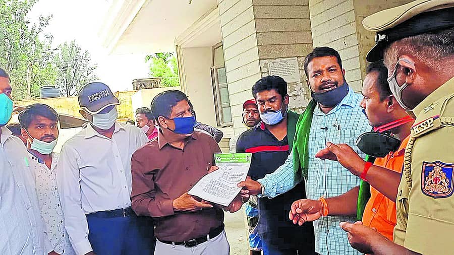 ಮುಳಬಾಗಿಲು ನಗರದಲ್ಲಿ ರಾಜ್ಯ ರೈತ ಸಂಘ ಮತ್ತು ಹಸಿರು ಸೇನೆಯಿಂದ ಪ್ರತಿಭಟನೆ ನಡೆಸಿ ತಹಶೀಲ್ದಾರ್ ಕೆ.ಎನ್. ರಾಜಶೇಖರ್ ಅವರಿಗೆ ಮನವಿ ಸಲ್ಲಿಸಲಾಯಿತು