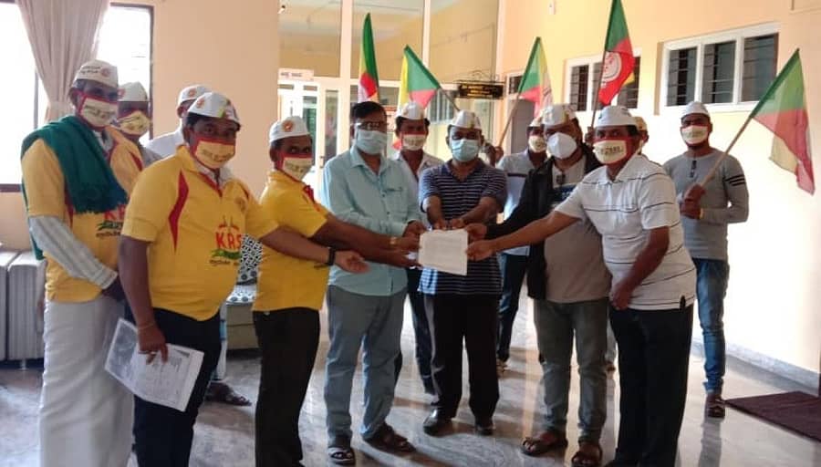 ರಾಷ್ಟ್ರ ಸಮಿತಿ ಪಕ್ಷದ ಕಾರ್ಯಕರ್ತರು ಶುಕ್ರವಾರ ಹೊಸಪೇಟೆಯಲ್ಲಿ ವಿಜಯನಗರ ಜಿಲ್ಲೆ ವಿಶೇಷ ಅಧಿಕಾರಿ ಕಚೇರಿಯ ಕಿರಿಯ ಅಧಿಕಾರಿಗೆ ಮನವಿ ಪತ್ರ ಸಲ್ಲಿಸಿದರು