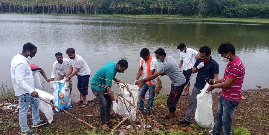 ಡಾ.ಶ್ಯಾಮಪ್ರಸಾದ್ ಮುಖರ್ಜಿ ಅವರ ಬಲಿದಾನ ದಿನದ ಪ್ರಯುಕ್ತ ಹಮ್ಮಿಕೊಂಡಿದ್ದ ಕಾರ್ಯಕ್ರಮದ ಪ್ರಯುಕ್ತ ಬಿಜೆಪಿ ಯುವ ಮೋರ್ಚಾ ಕಾರ್ಯಕರ್ತರು ತಾಜ್ಯ ವಸ್ತುಗಳನ್ನು ಆಯ್ದು ಬೀದರ್ನ ಪಾಪನಾಶ ಕೆರೆ ಪರಿಸರ ಸ್ವಚ್ಛಗೊಳಿಸಿದರು
