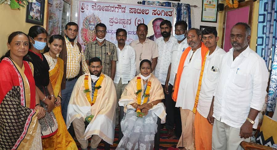 ಉಗರಗೋಳದಲ್ಲಿ ದಿ.ಮೋಹನಗೌಡ ಪಾಟೀಲ ಪುಣ್ಯಸ್ಮರಣೆ ಅಂಗವಾಗಿ ಶುಕ್ರವಾರ ಆಯೋಜಿಸಿದ್ದ ಸಂಗೀತ ಕಾರ್ಯಕ್ರಮದಲ್ಲಿ ಕೊರೊನಾ ಸೇನಾನಿಗಳಾದ ಪ್ರಾಥಮಿಕ ಆರೋಗ್ಯ ಕೇಂದ್ರದ ಡಾ.ರಿಯಾಜ್ ಮೆಣಸಿನಕಾಯಿ ಮತ್ತು ಡಾ.ಜ್ಯೋತಿ ಬಸರಿ ಅವರನ್ನು ಸತ್ಕರಿಸಲಾಯಿತು. ರವಿ ಕೋಟಾರಗಸ್ತಿ, ಅಲ್ಲಮಪ್ರಭು ಪ್ರಭುನವರ, ರಾಜು ಪಾಟೀಲ, ಮುಗುಟಸಾಬ ಗೂಡುನವರ ಇದ್ದಾರೆ