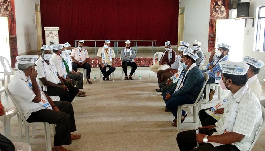 ಹಾಸನದ ಕನ್ನಡ ಸಾಹಿತ್ಯ ಪರಿಷತ್ ಭವನದಲ್ಲಿ ಎಎಪಿ ಸಭೆಯಲ್ಲಿ ರಾಜ್ಯ ಸಂಚಾಲಕ ರಾಜಶೇಖರ್ ದೊಡ್ಡಣ ಮಾತನಾಡಿದರು.