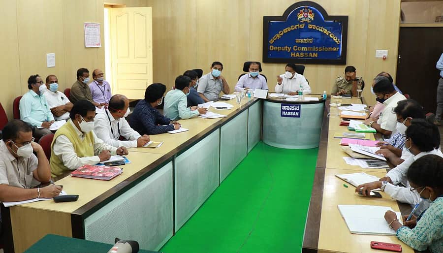 ಹಾಸನ ಉಸ್ತುವಾರಿ ಕಾರ್ಯದರ್ಶಿ ನವೀನ್ ರಾಜ್ ಸಿಂಗ್ ಅವರು ಅಧಿಕಾರಿಗಳ ಸಭೆನಡೆಸಿದರು.