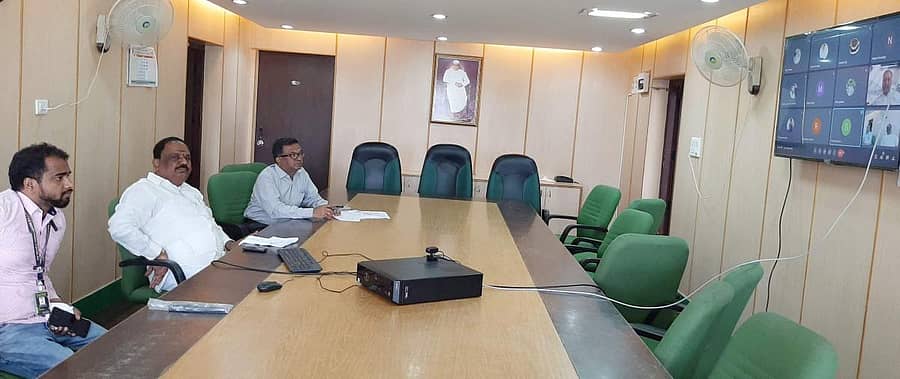 ಡಿಸಿಸಿ ಬ್ಯಾಂಕ್ ಅಧ್ಯಕ್ಷ ಎಂ.ಗೋವಿಂದಗೌಡ ಪ್ಯಾಕ್ಸ್ಗಳ ಗಣಕೀಕೃತ ಲೆಕ್ಕಪರಿಶೋಧನೆ ವ್ಯವಸ್ಥೆ ಅನುಷ್ಠಾನದ ಗುತ್ತಿಗೆ ಪಡೆದಿರುವ ವಿ-ಸಾಫ್ಟ್ ಸಂಸ್ಥೆ ಅಧಿಕಾರಿಗಳೊಂದಿಗೆ ಶುಕ್ರವಾರ ಆನ್ಲೈನ್ ಮೂಲಕ ಸಭೆ ನಡೆಸಿದರು