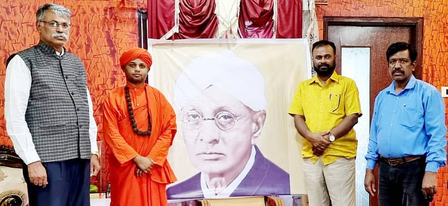 ಚಿತ್ರದುರ್ಗದಲ್ಲಿ ಶುಕ್ರವಾರ ಫ.ಗು.ಹಳಕಟ್ಟಿ ಅವರ ಜಯಂತಿ ಆಚರಿಸಲಾಯಿತು. ಇಮ್ಮಡಿ ಸಿದ್ಧರಾಮೇಶ್ವರ ಸ್ವಾಮೀಜಿ, ಹೈಕೋರ್ಟ್ ಹಿರಿಯ ವಕೀಲ ಶಂಕರಪ್ಪ ಇದ್ದಾರೆ.