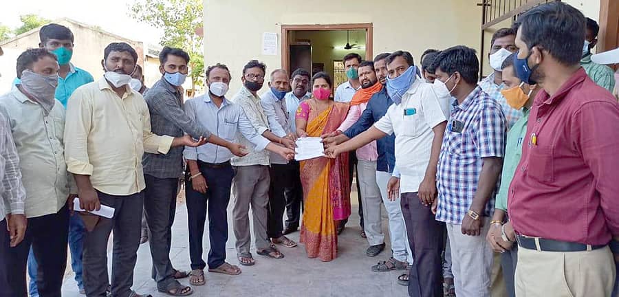 ಸಿಂಧನೂರಿನ ಪ್ರಾಥಮಿಕ ಶಾಲಾ ಶಿಕ್ಷಕರು 6, 7 ಮತ್ತು 8ನೇ ತರಗತಿಗಳನ್ನು ಬೋಧಿಸುವುದನ್ನು ಬಹಿಷ್ಕರಿಸಲು ನಿರ್ಧರಿಸಿ ಗುರುವಾರ ತಾಲ್ಲೂಕು ಕ್ಷೇತ್ರಶಿಕ್ಷಣಾಧಿಕಾರಿ ಕಚೇರಿಯ ವ್ಯವಸ್ಥಾಪಕಿ ಸುಮಿತ್ರಾ ಅವರಿಗೆ ಮನವಿ ಸಲ್ಲಿಸಿದರು