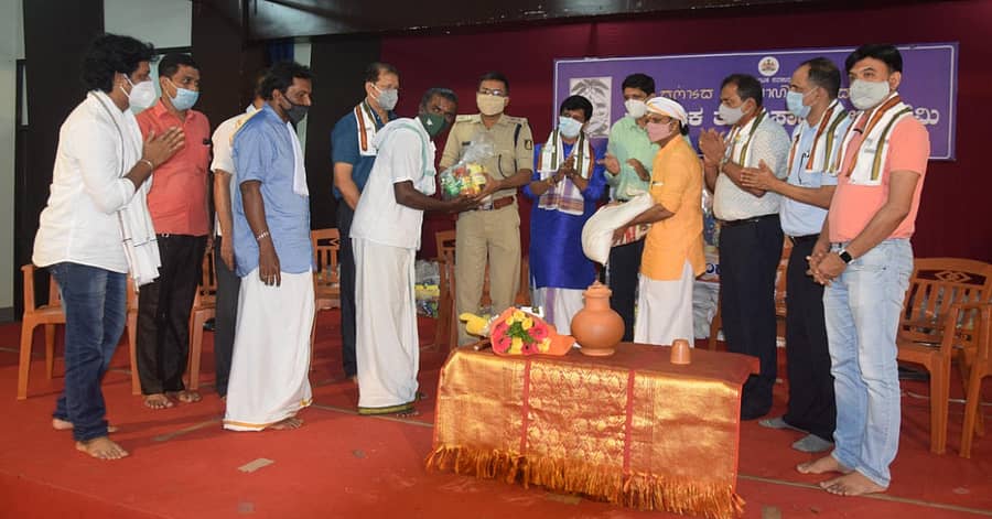 ಪಟ್ಲ ಫೌಂಡೇಷನ್ ಕಾರ್ಯಕ್ರಮದಲ್ಲಿ ಡಿಸಿಪಿ ಹರಿರಾಂ ಶಂಕರ ಕಲಾವಿದರಿಗೆ ಕಿಟ್ ವಿತರಿಸಿದರು.