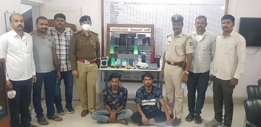 ಜಪ್ತಿ ಮಾಡಲಾದ ವಸ್ತುಗಳ ಜೊತೆ ಆರೋಪಿಗಳು ಹಾಗೂ ಅವರನ್ನು ಬಂಧಿಸಿದ ಮಹದೇವಪುರ ಪೊಲೀಸರ ತಂಡ