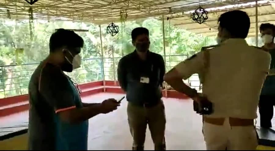 ಕೊಡಗಿನ ಹೋಂಸ್ಟೇಯೊಂದರ ಮೇಲೆ ಪೊಲೀಸರು ದಾಳಿ ನಡೆಸಿದ ದೃಶ್ಯ