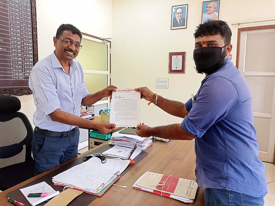 ಎಬಿವಿಪಿ ವತಿಯಿಂದ ಪರೀಕ್ಷಾಂಗ ಕುಲಸಚಿವ ಪ್ರೊ. ಪಿ.ಎಲ್.ಧರ್ಮ ಅವರಿಗೆ ಮನವಿ ಸಲ್ಲಿಸಲಾಯಿತು.