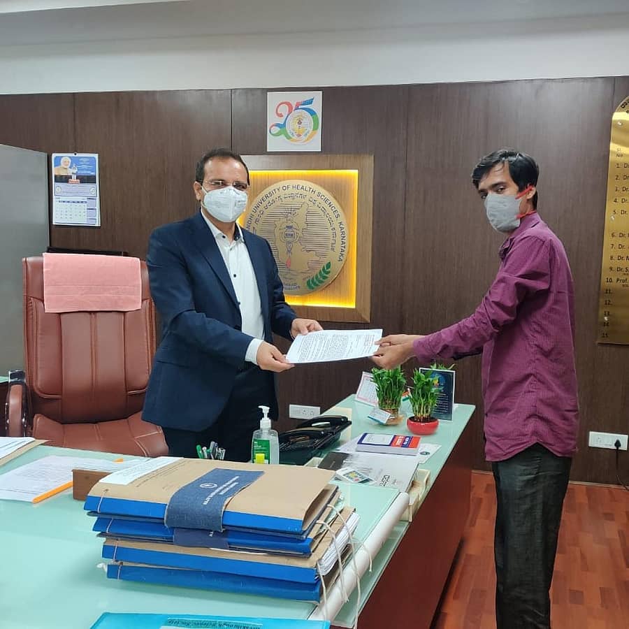 ರಾಜೀವ್ ಗಾಂಧಿ ಆರೋಗ್ಯ ವಿಜ್ಞಾನಗಳ ವಿಶ್ವವಿದ್ಯಾಲಯ ಕುಲಪತಿ ಎಸ್.ಎಂ.ಜಯಕರ ಅವರಿಗೆ ಎಐಡಿಎಸ್ಒ ವತಿಯಿಂದ ಮನವಿ ಸಲ್ಲಿಸಲಾಯಿತು.