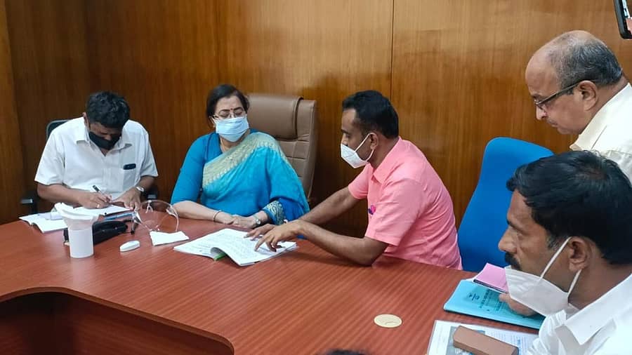 ಮದ್ದೂರು ತಾಲ್ಲೂಕಿನ ಗೆಜ್ಜಲಗೆರೆಯಲ್ಲಿರುವ ಮನ್‌ಮುಲ್‌ಗೆ ಭೇಟಿ ನೀಡಿದ ಸಂಸದೆ ಸುಮಲತಾ ಅಂಬರೀಷ್‌ ಅವರು ಅಧಿಕಾರಿಗಳು, ಆಡಳಿತ ಮಂಡಳಿ ನಿರ್ದೇಶಕರೊಂದಿಗೆ ಸಭೆ ನಡೆಸಿದರು