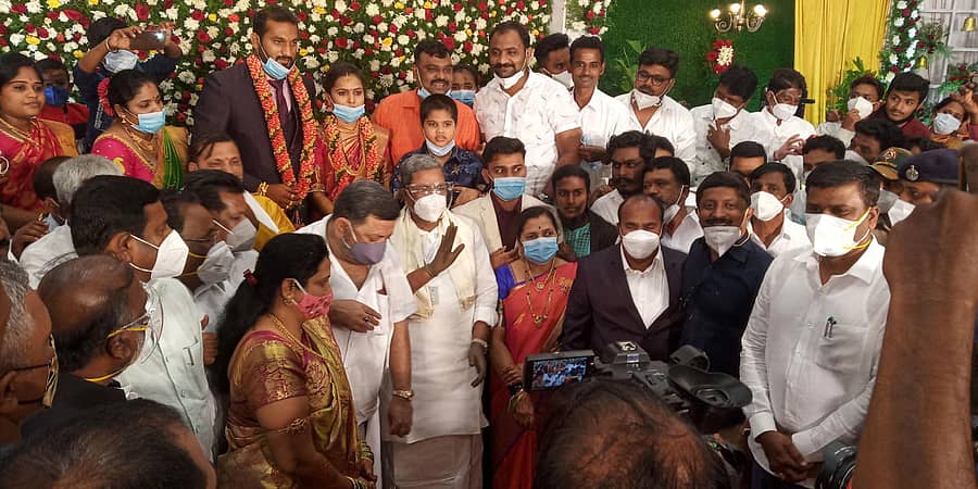 ಹರಿಹರದ ಸಿದ್ದೇಶ್ವರ ಕಲ್ಯಾಣ ಮಂಟಪದಲ್ಲಿ ಶುಕ್ರವಾರ ನಡೆದ ಶಾಸಕ ಎಸ್. ರಾಮಪ್ಪ ಅವರ ಮಗಳ ಮದುವೆ ಕಾರ್ಯಕ್ರಮದಲ್ಲಿ ವಿರೋಧ ಪಕ್ಷದ ನಾಯಕ ಸಿದ್ದರಾಮಯ್ಯ ಅವರು ವಧು-–ವರರಿಗೆ ಶುಭ ಹಾರೈಸಿದರು.