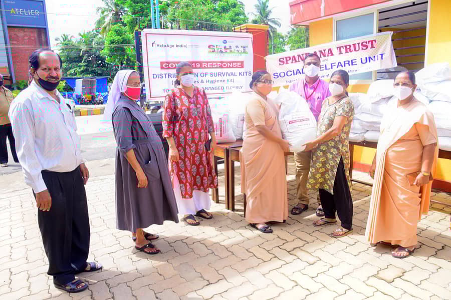 ಮಂಗಳೂರಿನ ಇನ್ಫೆಂಟ್ ಮೆರೀಸ್ ಕಾನ್ವೆಂಟ್ನ ಸೇಂಟ್ ಜೋಸೆಫ್ ಪ್ರಶಾಂತ್ ನಿವಾಸ್ ಆವರಣದಲ್ಲಿ ಕಿಟ್ ವಿತರಿಸಲಾಯಿತು.