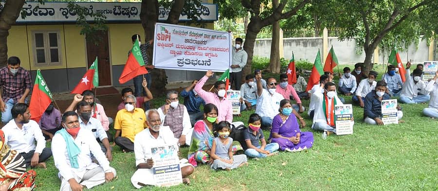 ಆಮ್ಲಜನಕ ದುರಂತ ಪ್ರಕರಣದ ತಪ್ಪಿತಸ್ಥರ ವಿರುದ್ಧ ಕ್ರಮ ಹಾಗೂ ಮೃತಪಟ್ಟವರ ಕುಟುಂಬಗಳಿಗೆ ತಲಾ ₹50 ಲಕ್ಷ ಪರಿಹಾರಕ್ಕೆ ಆಗ್ರಹಿಸಿ ಎಸ್‌ಡಿಪಿಐ ವತಿಯಿಂದ ಶುಕ್ರವಾರ ಪ್ರತಿಭಟನೆ ನಡೆಯಿತು