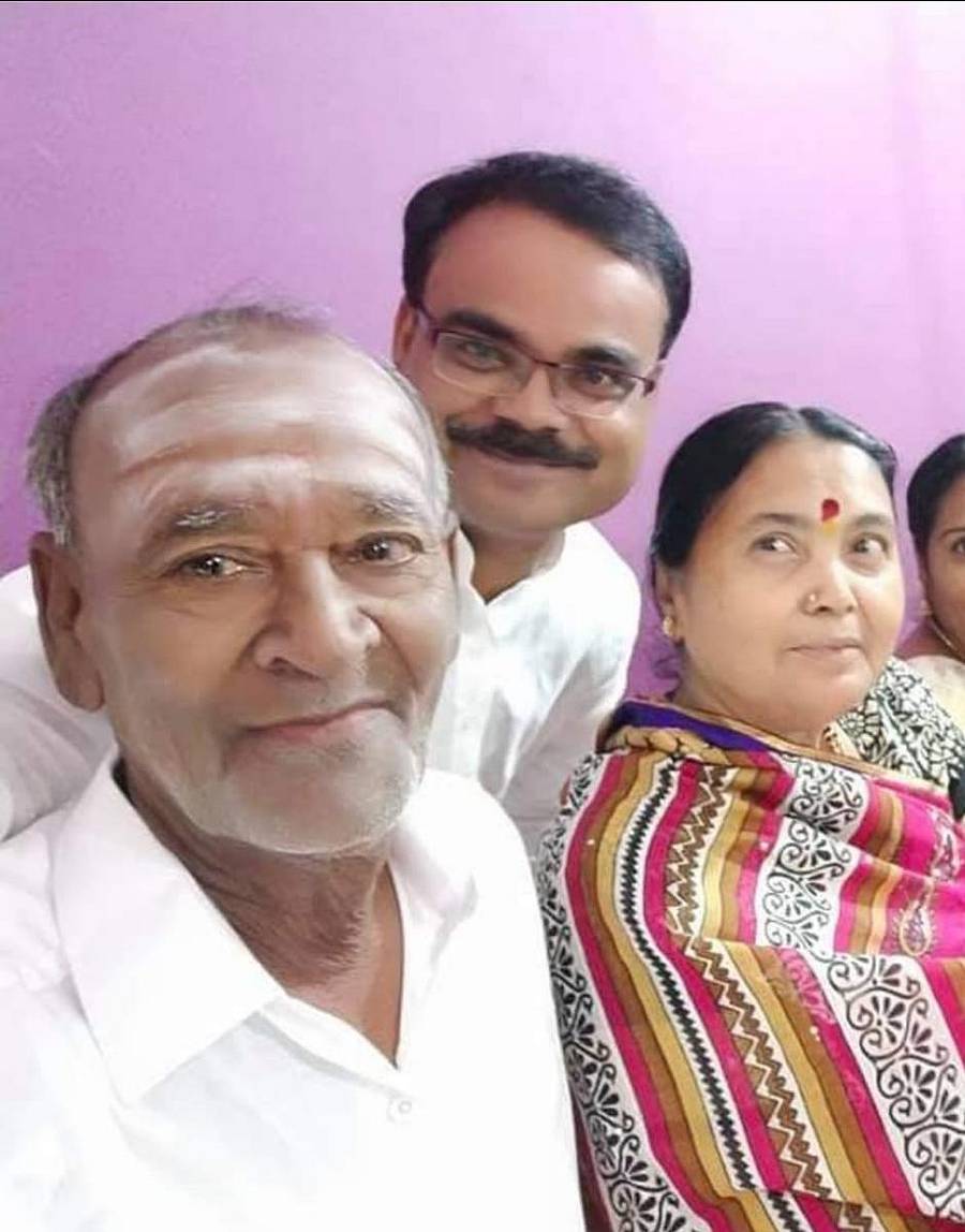 ಕೋವಿಡ್ನಿಂದ ನಿಧನರಾದ ಕಲಬುರ್ಗಿಯ ಶ್ರೀಪತಿರಾವ್, ಅವರ ಪುತ್ರ ಮೌನೇಶಕುಮಾರ, ಪತ್ನಿ ಮಹಾದೇವಿ ಅವರ ಸೆಲ್ಫಿ