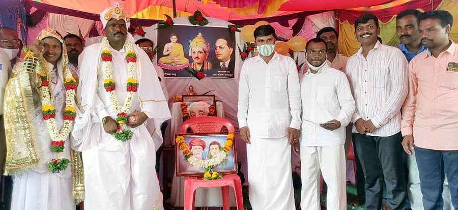 ಹರಪನಹಳ್ಳಿ ತಾಲ್ಲೂಕಿನ ಬೆಣ್ಣಿಹಳ್ಳಿ ಗ್ರಾಮದಲ್ಲಿ ಮಂತ್ರಮಾಂಗಲ್ಯದ ಮೂಲಕ ವಿವಾಹವಾದ ಬಸವರಾಜ್ ಮತ್ತು ಸುಧಾ ನವದಂಪತಿ.