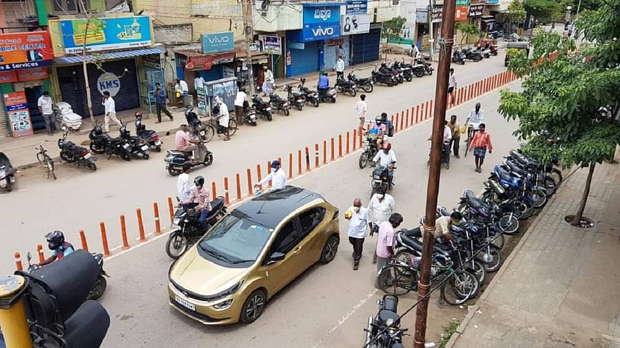 ಚಾಮರಾಜನಗರದಲ್ಲಿ ಶನಿವಾರ ವಾರಾಂತ್ಯದ ಕರ್ಫ್ಯೂ ನಡುವೆಯೇ ವಾಹನಗಳ ಸಂಚಾರ ಹೆಚ್ಚು ಕಂಡು ಬಂತು