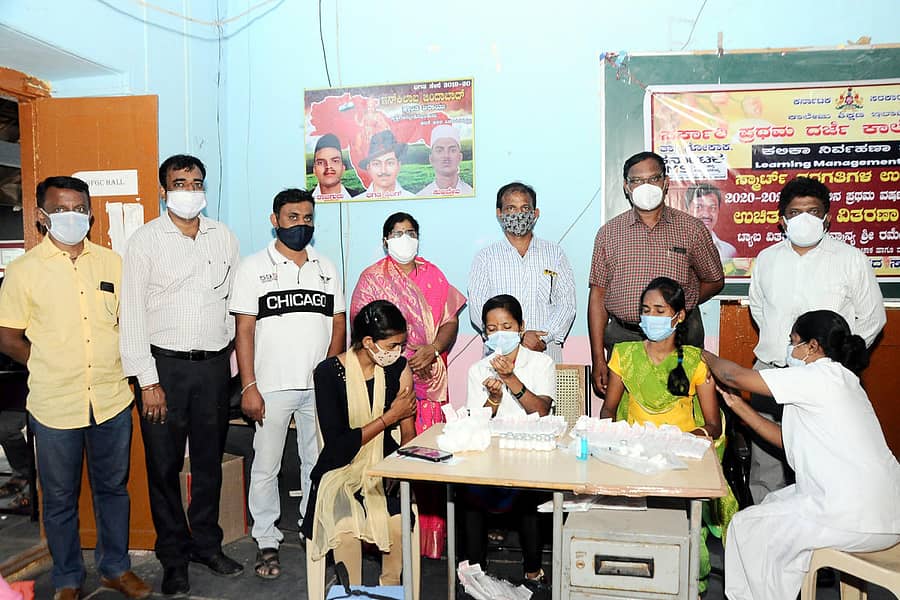 ಗೋಕಾಕದ ಸರ್ಕಾರಿ ಪ್ರಥಮ ದರ್ಜೆ ಕಾಲೇಜಿನ ವಿದ್ಯಾರ್ಥಿಗಳಿಗೆ ಕೋವಿಡ್ ಲಸಿಕೆ ನೀಡುವ ಕಾರ್ಯಕ್ರಮಕ್ಕೆ ಶನಿವಾರ ಚಾಲನೆ ನೀಡಲಾಯಿತು