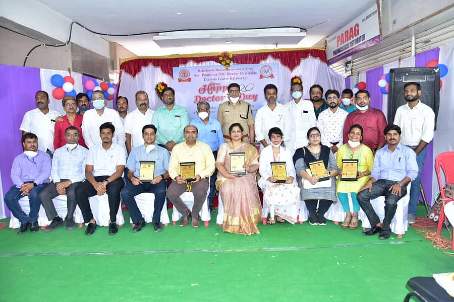 ಕಲಬುರ್ಗಿಯ ಶ್ರೀಮತಿ ಪೂರ್ಣಿಮಾ ಪಿ.ಎಂ. ಬಿರಾದಾರ ಡಯಾಲಿಸಿಸ್ ಚಾರಿಟಬಲ್ ಡಯಾಲಿಸಿಸ್ ಕೇಂದ್ರದಲ್ಲಿ ಶನಿವಾರ ಆಯೋಜಿಸಿದ್ದ ವೈದ್ಯರ ದಿನಾಚರಣೆಯಲ್ಲಿ ವೈದ್ಯರನ್ನು ಪೊಲೀಸ್ ಕಮಿಷನರ್ ಡಾ.ವೈ.ಎಸ್. ರವಿಕುಮಾರ್ ಸನ್ಮಾನಿಸಿದರು
