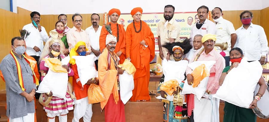 ಚಿತ್ರದುರ್ಗದ ಮುರುಘಾಮಠದಲ್ಲಿ ಶನಿವಾರ ಜನಪದ ಕಲಾವಿದರಿಗೆ ಆಹಾರ ಸಾಮಗ್ರಿ ಕಿಟ್ ವಿತರಿಸಲಾಯಿತು. ಶಿವಮೂರ್ತಿ ಮುರುಘಾ ಶರಣರು, ಇಮ್ಮಡಿ ಸಿದ್ಧರಾಮೇಶ್ವರ ಸ್ವಾಮೀಜಿ, ಜೆ. ಕರಿಯಪ್ಪ ಮಾಳಿಗೆ ಇದ್ದರು.