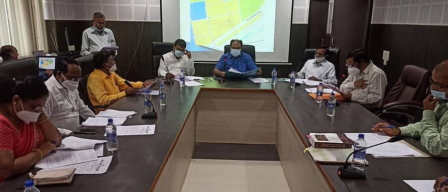 ಹುಬ್ಬಳ್ಳಿಯಲ್ಲಿ ಶುಕ್ರವಾರ ನಡೆದ ಅಧಿಕಾರಿಗಳ ಜೊತೆಗಿನ ಸಭೆಯಲ್ಲಿ ಹುಡಾ ಅಧ್ಯಕ್ಷ ನಾಗೇಶ ಕಲಬುರ್ಗಿ ಮಾತನಾಡಿದರು