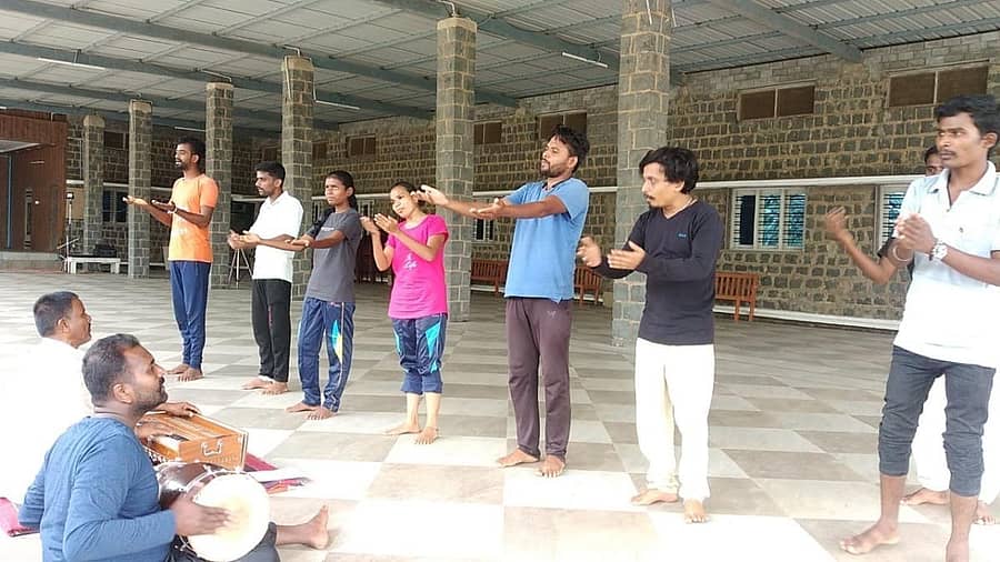 ಎಂ.ಕೆ. ಹುಬ್ಬಳ್ಳಿ ಸಮೀಪದ ಅನುಭವ ಮಂಟಪದ ಮಂಗಲ ಕಾರ್ಯಾಲಯದಲ್ಲಿ ನಡೆದಿರುವ ಶಿಬಿರದಲ್ಲಿ ಕಲಾವಿದರು ತರಬೇತಿಯಲ್ಲಿ ತೊಡಗಿದ್ದಾರೆ