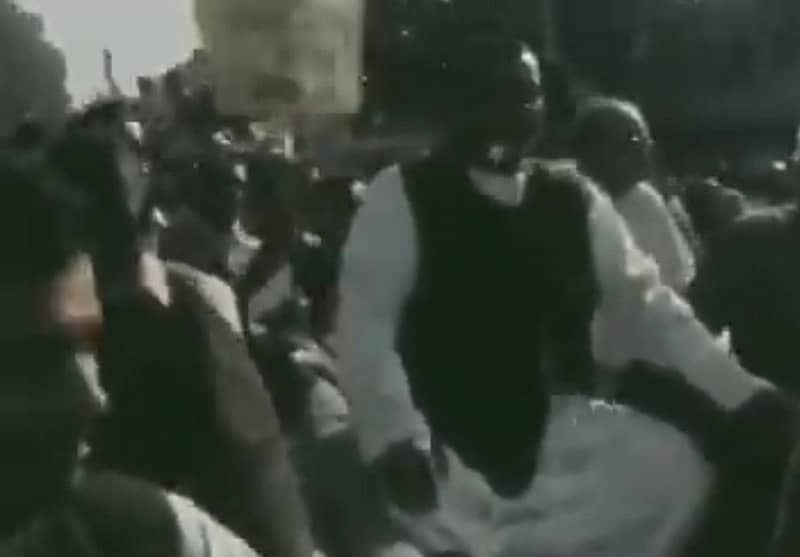 1973ರಲ್ಲಿ ಪೆಟ್ರೋಲ್ ಬೆಲೆ ಏರಿಕೆ ವಿರೋಧಿಸಿ ಸಂಸತ್ತಿಗೆ ಎತ್ತಿನ ಗಾಡಿಯಲ್ಲಿ ಸಾಗಿದ ಮಾಜಿ ಪ್ರಧಾನಿ ಅಟಲ್ ಬಿಹಾರಿ ವಾಜಪೇಯಿ. ಚಿತ್ರ ಕೃಪೆ: ಟ್ವಿಟರ್ ಸ್ಕ್ರೀನ್ಶಾಟ್ @ShashiTharoor