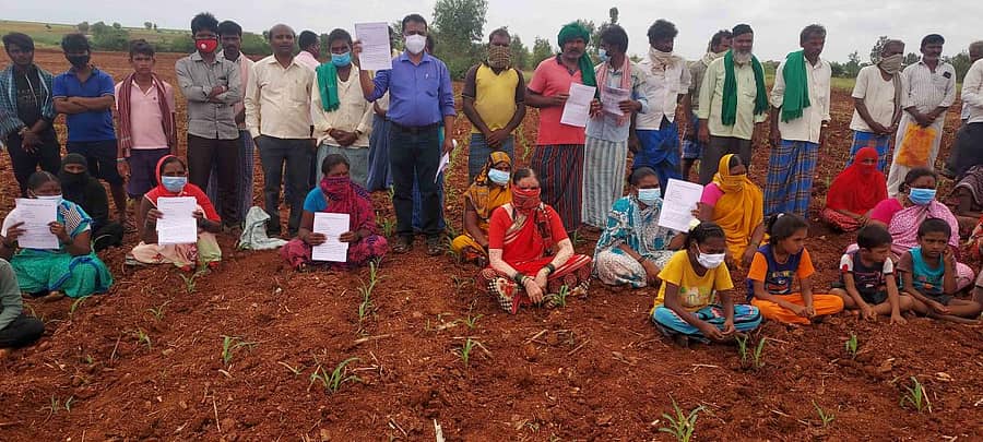 ದಯಾಮರಣಕ್ಕೆ ರಾಷ್ಟ್ರಪತಿ ಅವರು ಅನುಮತಿ ನೀಡಬೇಕು ಎಂದು ಒತ್ತಾಯಿಸಿ, ಜಮೀನಿನಲ್ಲಿ ಕುಟುಂಬಸ್ಥರೊಂದಿಗೆ ಶನಿವಾರ ಪ್ರತಿಭಟನೆ ನಡೆಸಿದರು.