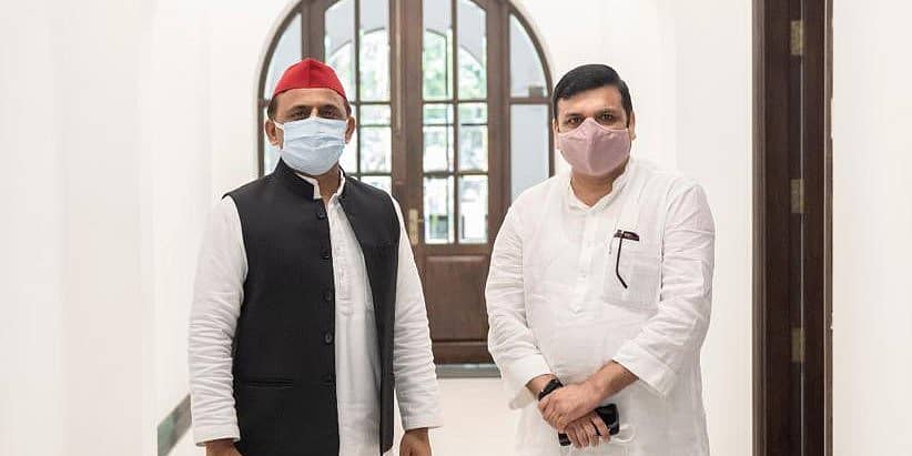 ಅಖಿಲೇಶ್ ಯಾದವ್ ಮತ್ತು ಸಂಜಯ್ ಸಿಂಗ್