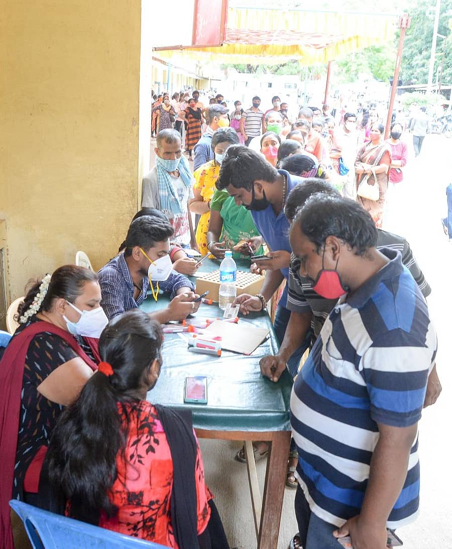 ದಾವಣಗೆರೆಯ ಚಿಗಟೇರಿ ಜಿಲ್ಲಾ ಅಸ್ಪತ್ರೆ ಆವರಣದಲ್ಲಿ ಕೊರೊನಾ ನಿರೋಧಕ ಲಸಿಕೆ ಹಾಕಿಸಿಕೊಳ್ಳುವ ಮೊದಲು ಕೋವಿಡ್ ಪರೀಕ್ಷೆ ಮಾಡಿಸಲು ನಿಂತಿರುವ ಲಸಿಕಾಸಕ್ತರು