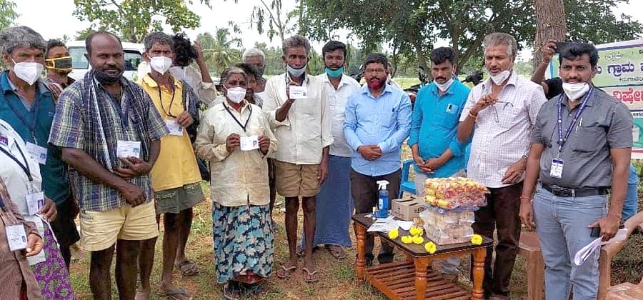 ಮಳವಳ್ಳಿ ತಾಲ್ಲೂಕಿನ ಬಂಡೂರು ಗ್ರಾಮದ ಕಲ್ಲಾರೆಪುರ ಗ್ರಾಮದಲ್ಲಿ ನರೇಗಾ ಕಾರ್ಮಿಕರಿಗೆ ಪ್ರತ್ಯೇಕ ಗುರುತಿನ ಚೀಟಿ ನೀಡುತ್ತಿರುವುದು