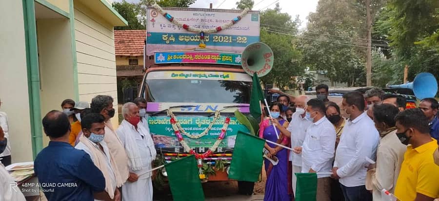 ಕುಣಿಗಲ್ನಲ್ಲಿ ಕೃಷಿ ಅಭಿಯಾನಕ್ಕೆ ಶಾಸಕ ಡಾ.ರಂಗನಾಥ್ ಚಾಲನೆ ನೀಡಿದರು. ಸಹಾಯಕ ಕೃಷಿ ನಿರ್ದೇಶಕಿ ಸೌಮ್ಯಶ್ರೀ ಇದ್ದರು