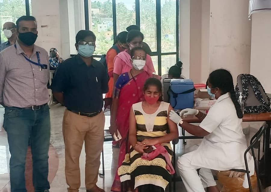 ಶಿಬಿರವೊಂದರಲ್ಲಿ ಲಸಿಕೆ ಪಡೆಯುತ್ತಿರುವ ಕಾಲೇಜು ವಿದ್ಯಾರ್ಥಿನಿ