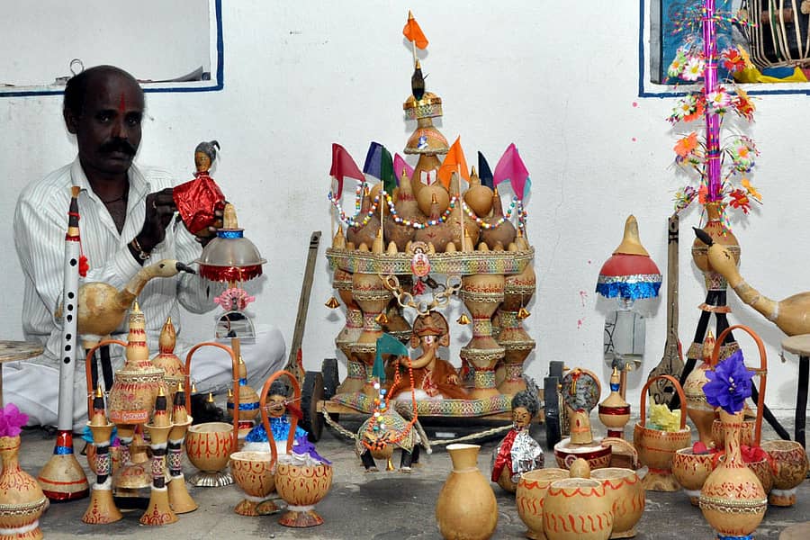 ಸೋರೆಕಾಯಿಯಿಂದ ಮಾಡಿರುವ ಕಲಾಕೃತಿಗಳೊಂದಿಗೆ ಕಲಾವಿದ ಗುರುನಾಥ ಪತ್ತಾರ