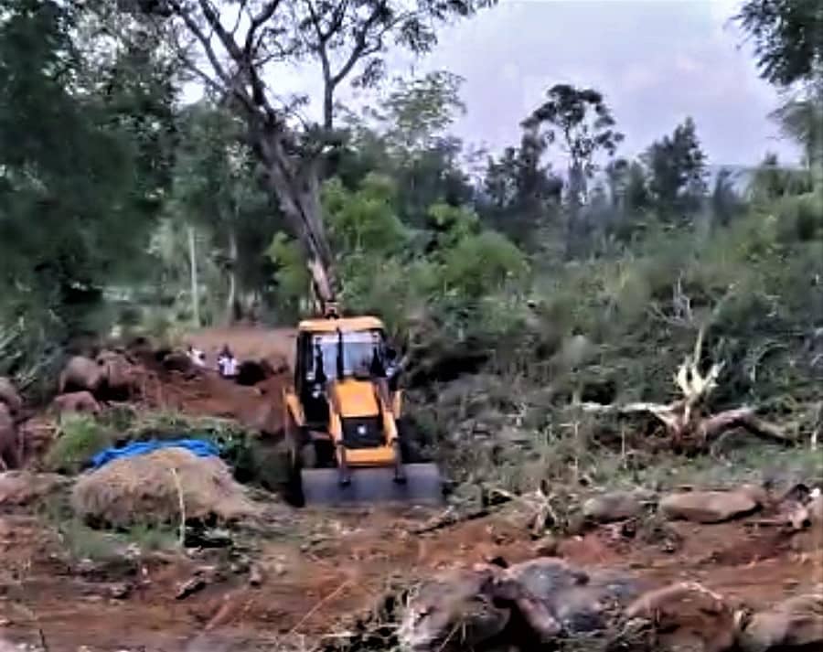 ಜೆಸಿಬಿಯಿಂದ ಗೋಮಾಳದಲ್ಲಿ ಮರಗಳನ್ನು ಉರುಳಿಸುತ್ತಿರುವುದು