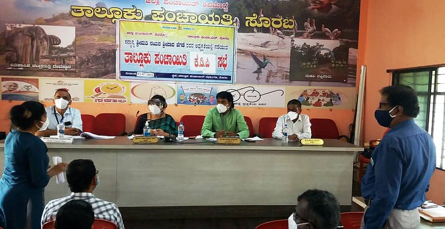 ಸೊರಬದಲ್ಲಿ ಶನಿವಾರ ತಾಲ್ಲೂಕು ಪಂಚಾಯಿತಿ ಅಧ್ಯಕ್ಷೆ ನಯನಾ ಶ್ರೀಪಾದ ಹೆಗಡೆ ಅವರ ಅಧ್ಯಕ್ಷತೆಯಲ್ಲಿ ಕೆಡಿಪಿ ಸಭೆ ನಡೆಯಿತು