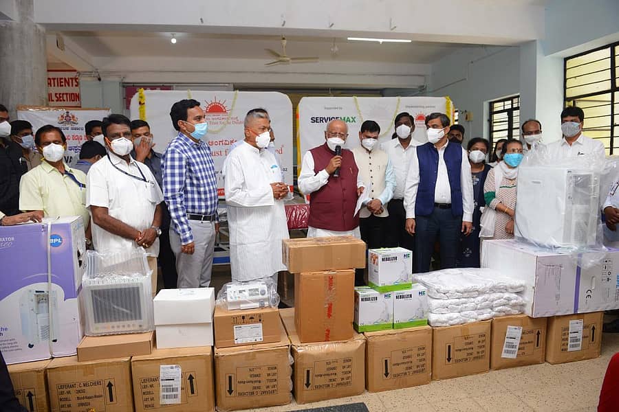 ಬೆಂಗಳೂರಿನ ಸಮರ್ಥನಂ ಅಂಗವಿಕಲರ ಸಂಸ್ಥೆಯು ಸರ್ವಿಸ್ ಮ್ಯಾಕ್ಸ್ ಮತ್ತು ಇಂಡಸ್ ಬ್ಯಾಂಕ್ ಸಹಯೋಗದೊಂದಿಗೆ ಸಿಎಸ್ಆರ್ ನಿಧಿಯಲ್ಲಿ ₹ 48.25 ಲಕ್ಷ ಮೌಲ್ಯದ ಆರೋಗ್ಯ ಪರಿಕರಗಳನ್ನು ಜಿಲ್ಲಾ ಆಸ್ಪತ್ರೆಗೆ ಶನಿವಾರ ಕೊಡುಗೆಯಾಗಿ ನೀಡಿತು