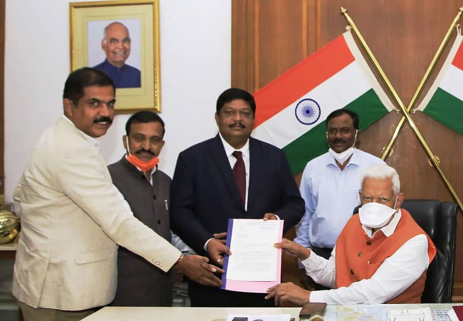 ಕರ್ನಾಟಕ ರಾಜ್ಯ ವಕೀಲರ ಪರಿಷತ್ತಿನ ಸದಸ್ಯರಾದ ಬಿ.ವಿ. ಶ್ರೀನಿವಾಸ್, ಆರ್.ರಾಜಣ್ಣ, ಅಧ್ಯಕ್ಷ ಎಲ್. ಶ್ರಿನಿವಾಸ ಬಾಬು, ವ್ಯವಸ್ಥಾಪಕ ಅರುಣ್ ಪೂಜಾರ ಅವರು ರಾಜ್ಯಪಾಲ ವಜುಭಾಯಿ ವಾಲಾ ಅವರಿಗೆ ಮನವಿ ಸಲ್ಲಿಸಿದರು