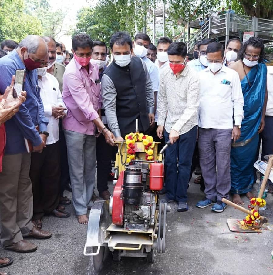 ಮಲ್ಲೇಶ್ವರದ ಗಾಯತ್ರಿನಗರದಲ್ಲಿ ನೀರು ಪೂರೈಕೆ ಕೊಳವೆಗಳ ಬದಲಾವಣೆ ಕಾಮಗಾರಿಗೆ ಸಿ.ಎನ್. ಅಶ್ವತ್ಥನಾರಾಯಣ ಶನಿವಾರ ಚಾಲನೆ ನೀಡಿದರು