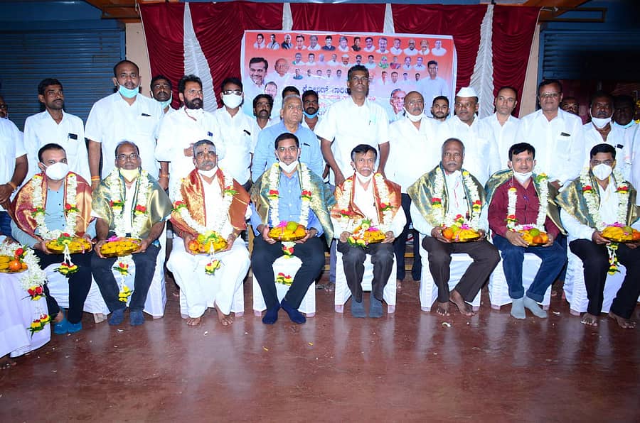 ನಾಗರಮುನ್ನೋಳ್ಳಿ ಗ್ರಾಮದಲ್ಲಿ ಕೊರೊನಾ ಯೋಧರನ್ನು ಕಾಂಗ್ರೆಸ್ ಪಕ್ಷದಿಂದ ಸತ್ಕರಿಸಲಾಯಿತು. ಕೆಪಿಸಿಸಿ ಕಾರ್ಯಾಧ್ಯಕ್ಷ ಸತೀಶ ಜಾರಕಿಹೊಳಿ ಮತ್ತು ಮುಖಂಡರು ಇದ್ದಾರೆ