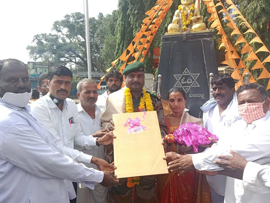 ಐಗಳಿ ಸಮೀಪದ ಅಡಹಳ್ಳಿ ಗ್ರಾಮದಲ್ಲಿ ನಿವೃತ್ತ ಸುಭೇದಾರ ಚಂದ್ರಶೇಖರ ಕೋಳಿ ಅವರನ್ನು ಗ್ರಾಮಸ್ಥರು ಸತ್ಕರಿಸಿ ಬರಮಾಡಿಕೊಂಡರು