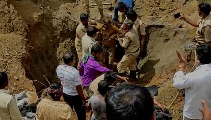 ಕಾರ್ಯಾಚರಣೆ ನಡೆಸುತ್ತಿರುವ ಪೊಲೀಸರು