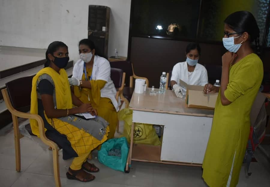 ಹೊಸಪೇಟೆಯ ಒಳಾಂಗಣ ಕ್ರೀಡಾಂಗಣದಲ್ಲಿ ಲಸಿಕೆ ಪಡೆದ ವಿದ್ಯಾರ್ಥಿನಿ